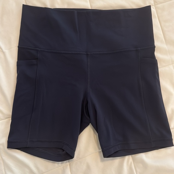 Athleta salutation stash 7in short - Picture 4 of 5